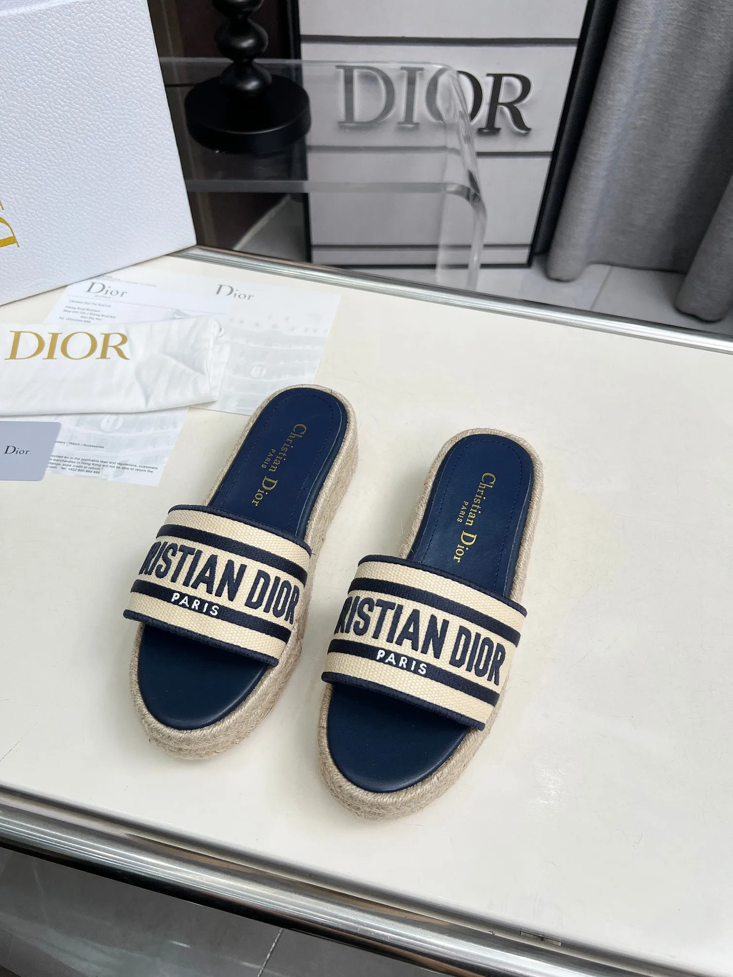 👟👟Ex-factory price 420👟👟 Dior's new spring and summer IVIETA DWAY jelly-colored flat-soled one-slip women's shoes with CD letter logo three-dimensional embroidery thick-soled round-toe open-toe slippers. The original version is developed to be the top version on the market. It feels soft and delicate on the feet and is extremely comfortable. Material: Upper imported raffia electric embroidery high-temperature water-soluble cotton technical fabric + water-dyed cowhide foot pad lining + original consistent combination outsole Outsole: original outsole Size: 35-42 (40.41.42 custom-made, non-refundable and non-exchangeable)